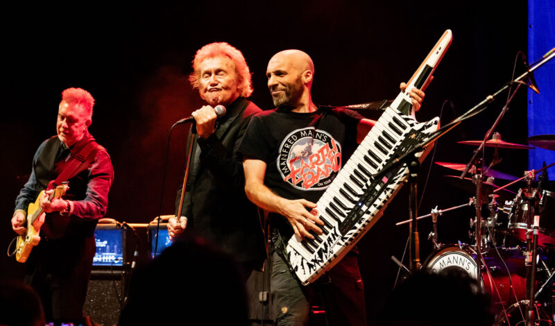 Musiker von Manfred Manns Earth Band bei einem Auftritt auf der Bühne