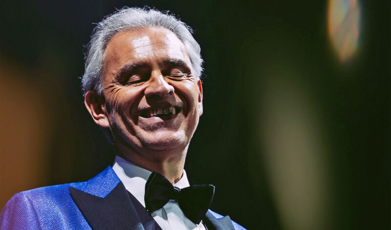 Porträt des Tenors Andrea Bocelli.