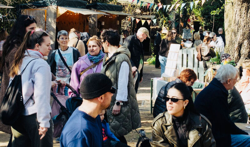 Blick auf den Mini Designmarkt in der Wachsfabrik im Herbst