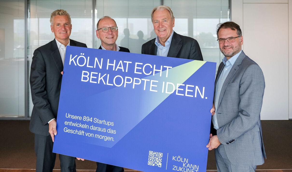 Frank Blase, Timo von Lepel, Gerald Böse und Andreas Feicht (v. l. n. r.) mit einem Kampagnenmotis von "Köln kann Zukunft"