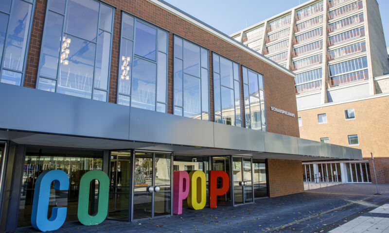 Das Kölner Schauspielhaus mit den Werkstatttürmen der Oper Köln im Hintergrund