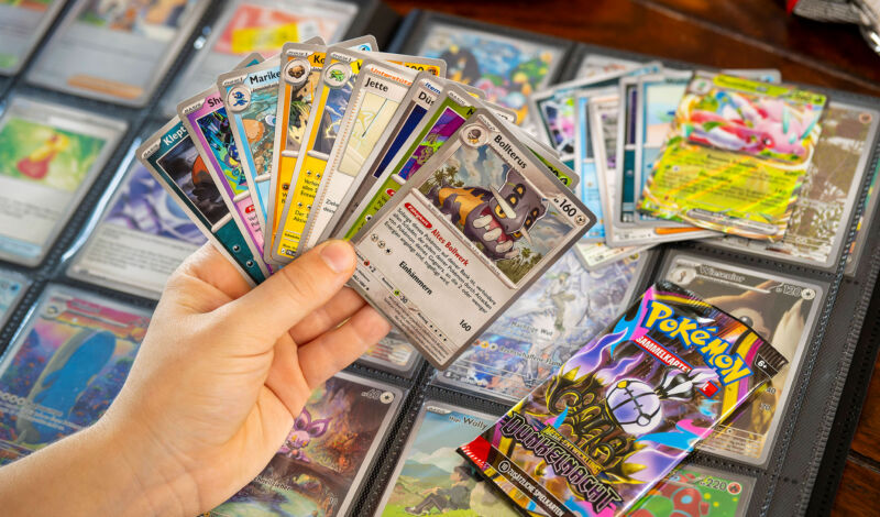 Eine Sammlerin hält Pokemon-Sammelkarten in die Kamera