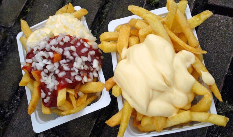 Pommes Frites in Schalen, einmal mit Mayonnaise, einmal Spezial