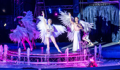 Artisten des Waterland Circus in der Manege