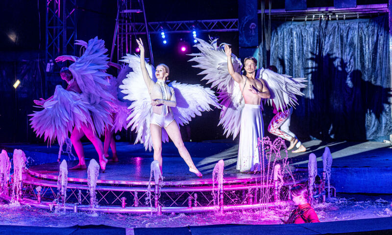 Artisten des Waterland Circus in der Manege