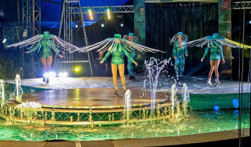 Darsteller und Artisten des ukrainischen Circus Waterland
