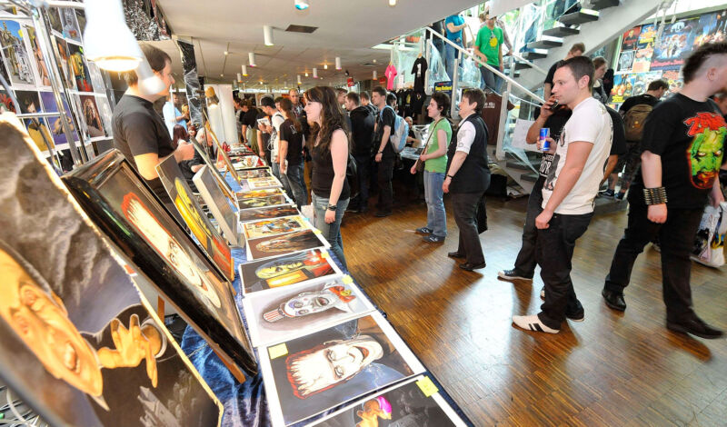 Besucher des Weekend of Horrors betrachten Filmplakate