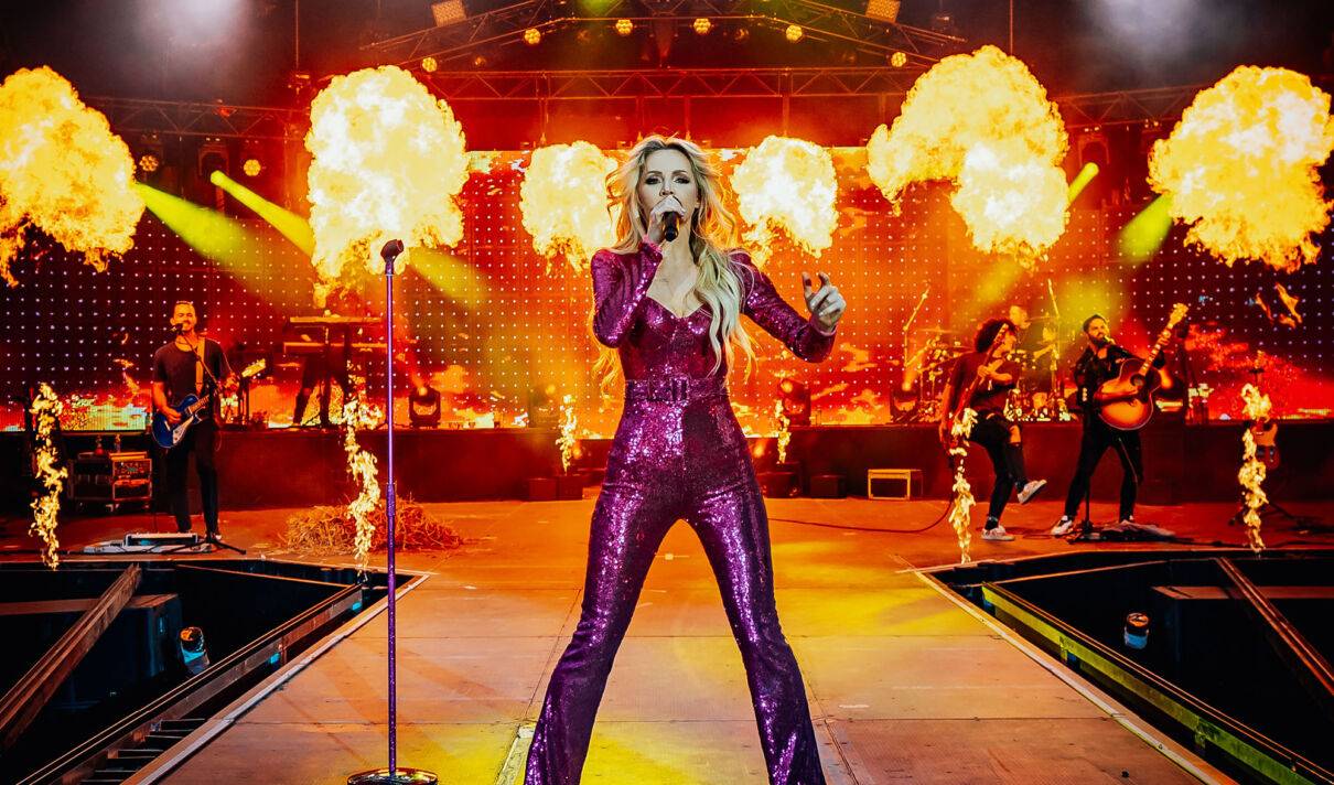 Die Sängerin Melissa Naschenweng auf der Bühne