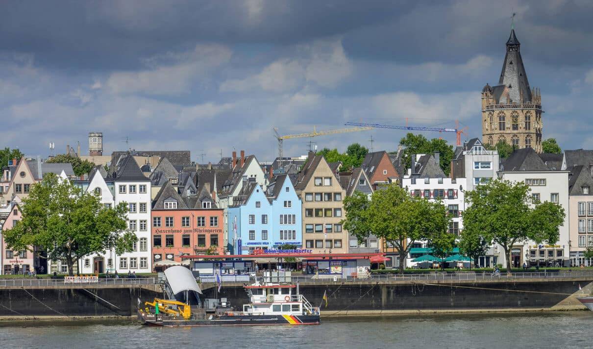 Kölner Altstadtpanorama mit Rheinufer