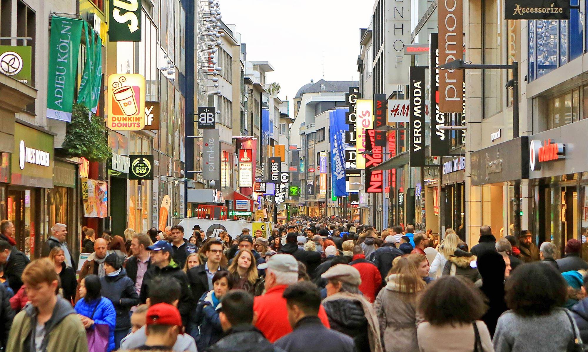 Passanten laufen die Hohe Straße entlang