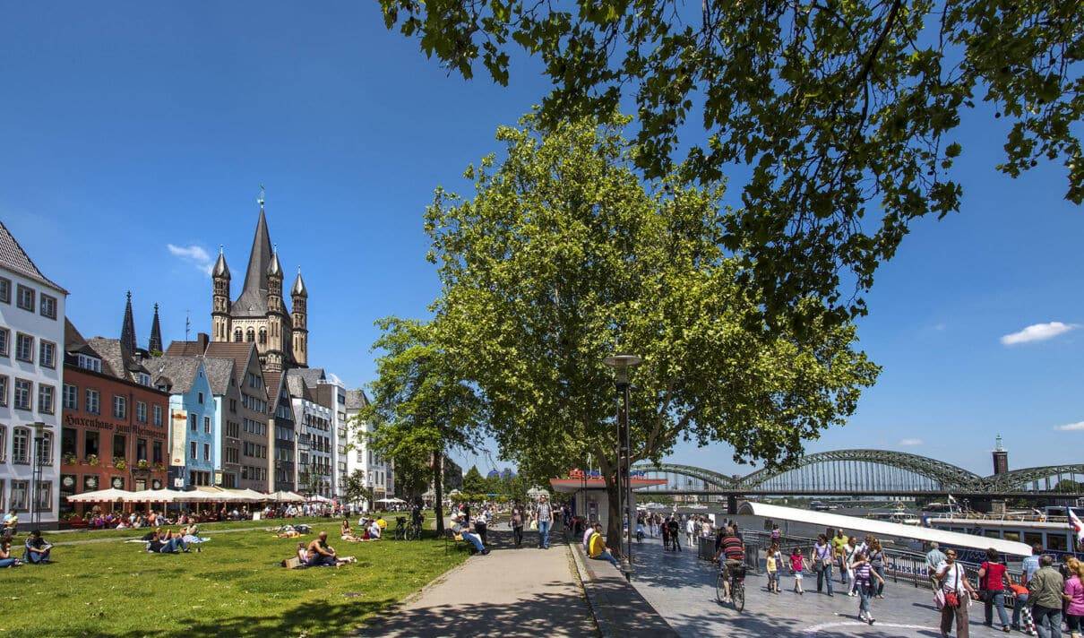 Altstadt-Promenade am Rhein
