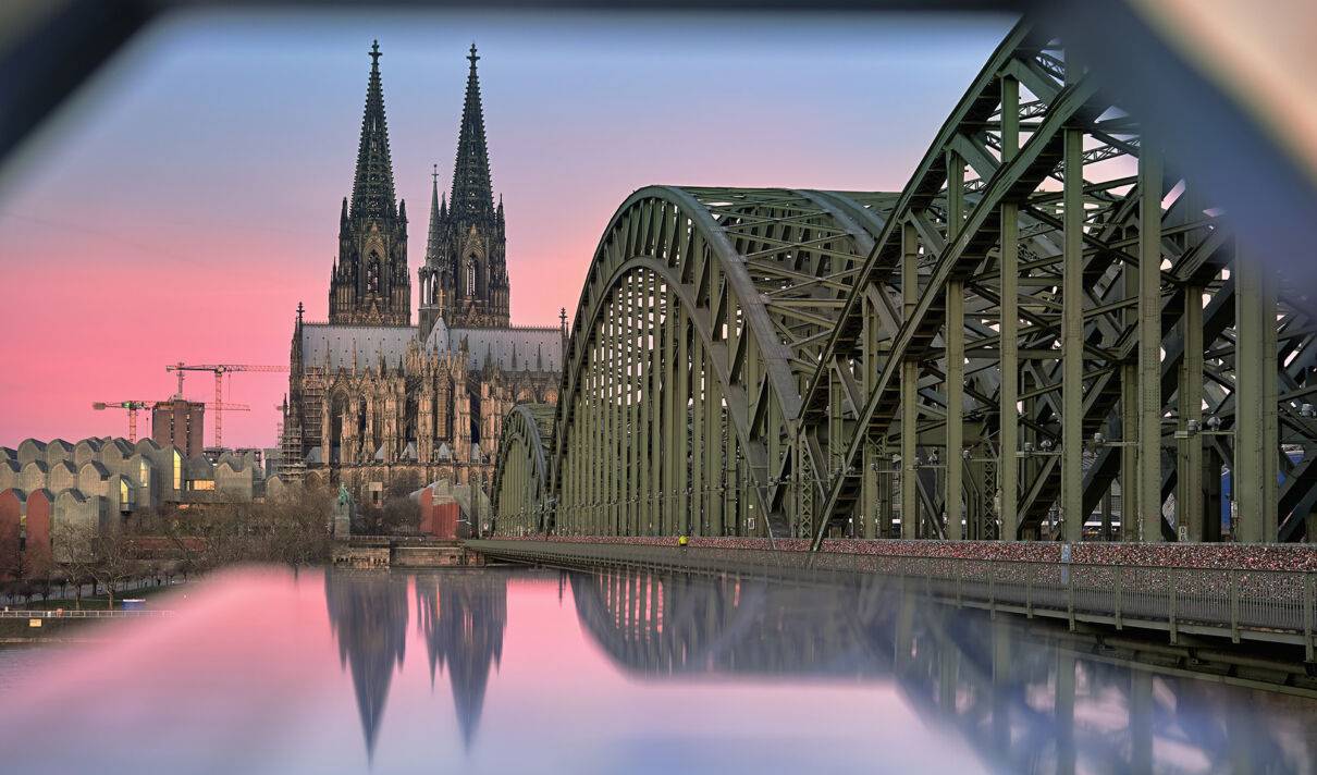 Kölner Dom und Hohenzollernbrücke während des Sonnenuntergangs