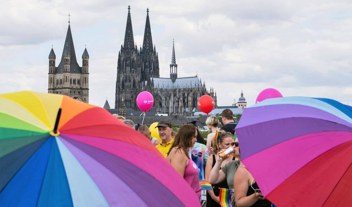 Die Kölner CSD-Parade mit dem Dom im Hintergrund.