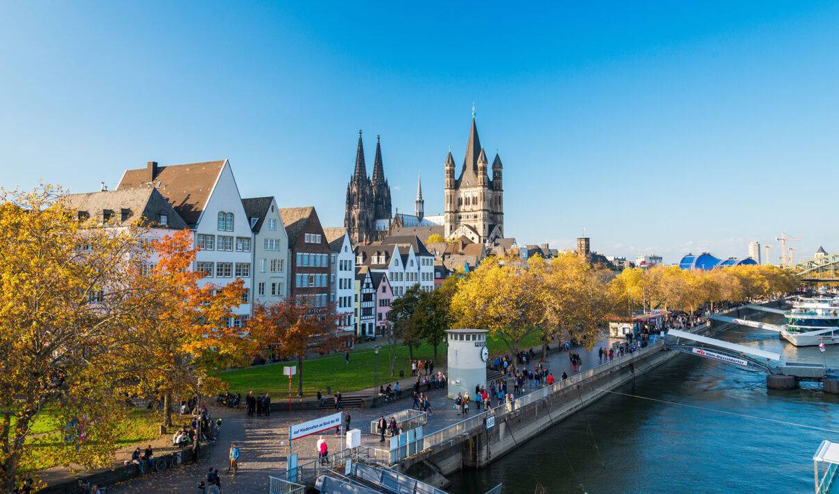 Kölner Rheinufer mit Groß St. Martin, im Hintergrund der Dom.