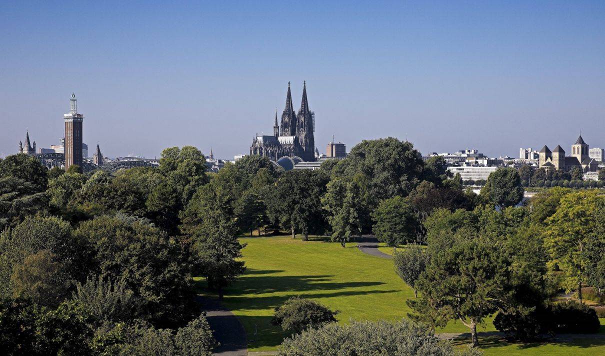 Rheinpark mit Dom dahinter
