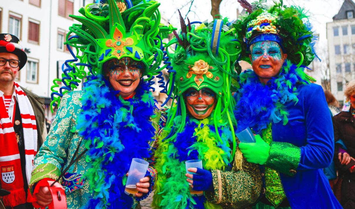 Jecke bei der Eröffnung des Straßenkarnevals an Weiberfastnacht auf dem Alter Markt