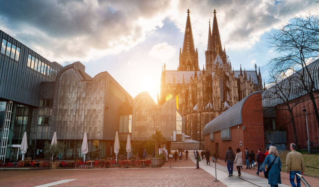 Kölner Dom und Museum Ludwig im Gegenlicht
