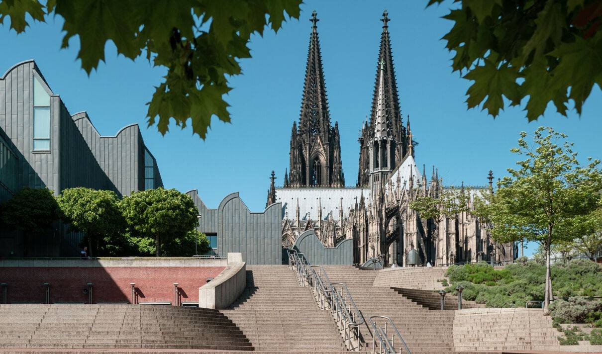 Der Kölner Dom mit Museum Ludwig und der Treppe vom Rheinufer zum Heinrich-Böll-Platz