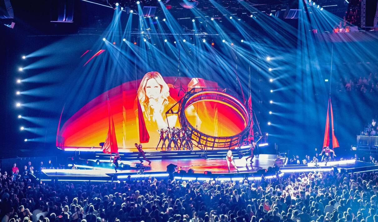 Helene Fischer auf einer Bühne mit großer Show während eines Konzertes