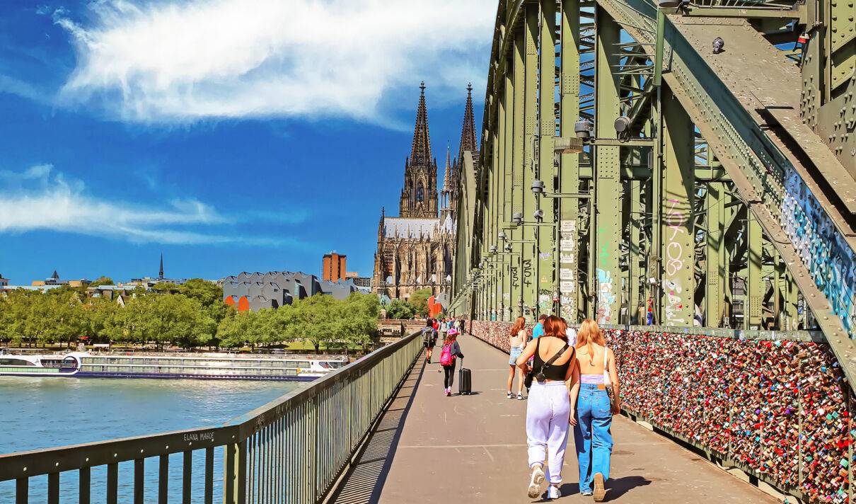 Liebesschlösser auf der Hohenzollernbrücke, im Hintergrund der Dom