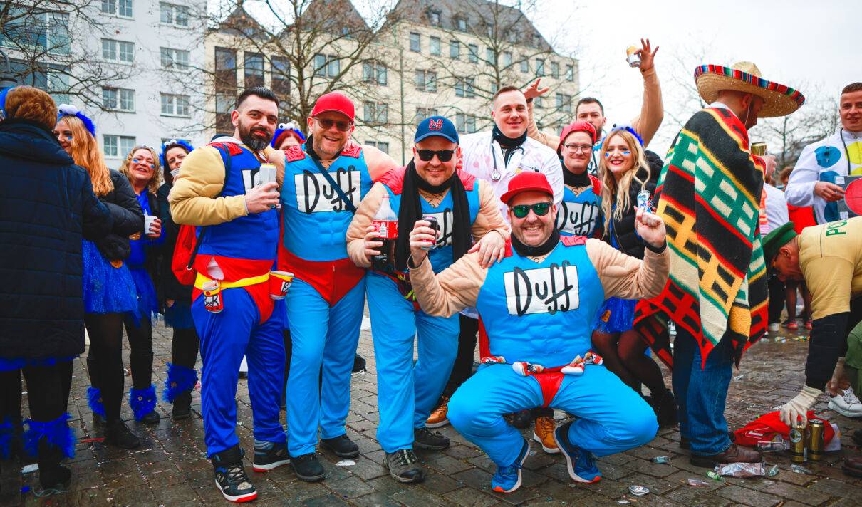 Jecke feiern an Weiberfastnacht bei der Eröffnung des Straßenkarnevals in Köln.