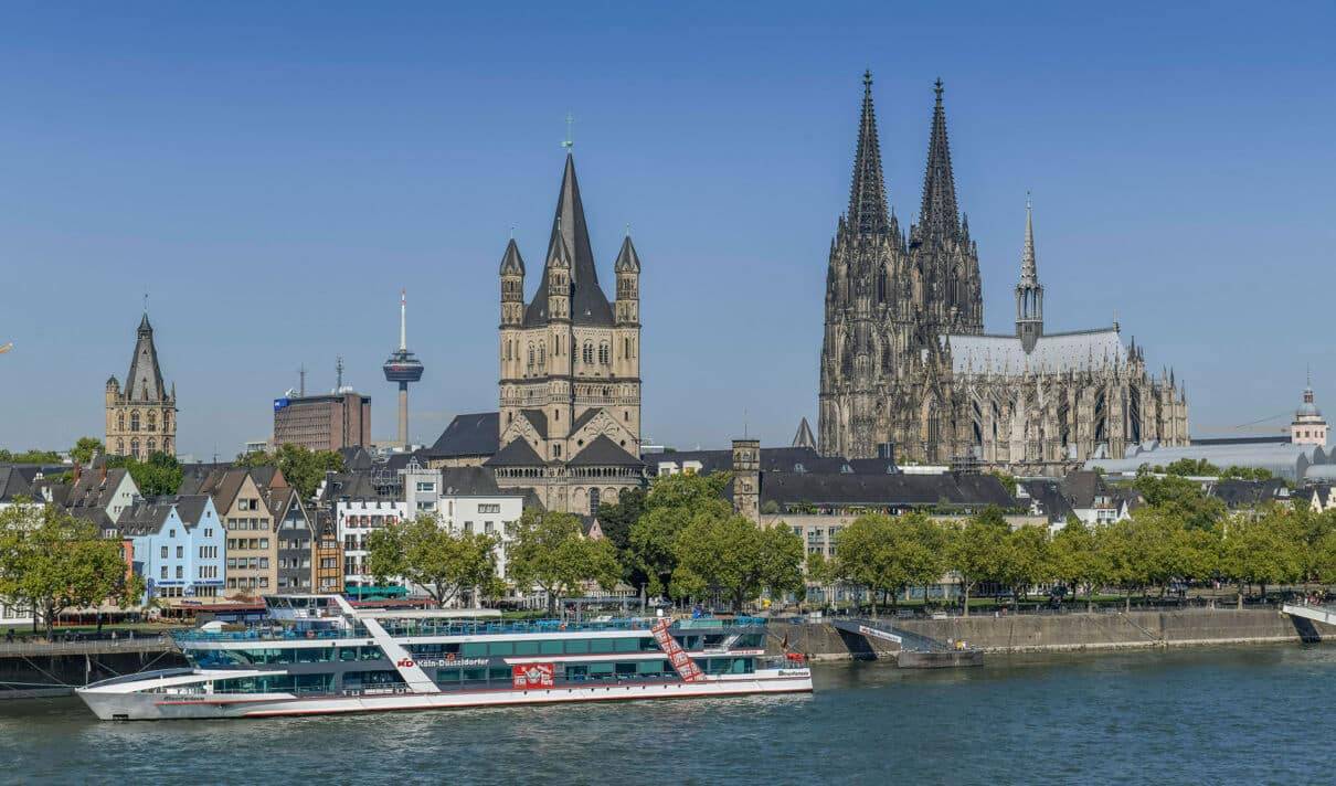 Kölner Stadtpanorama mit Dom und Rheinufer