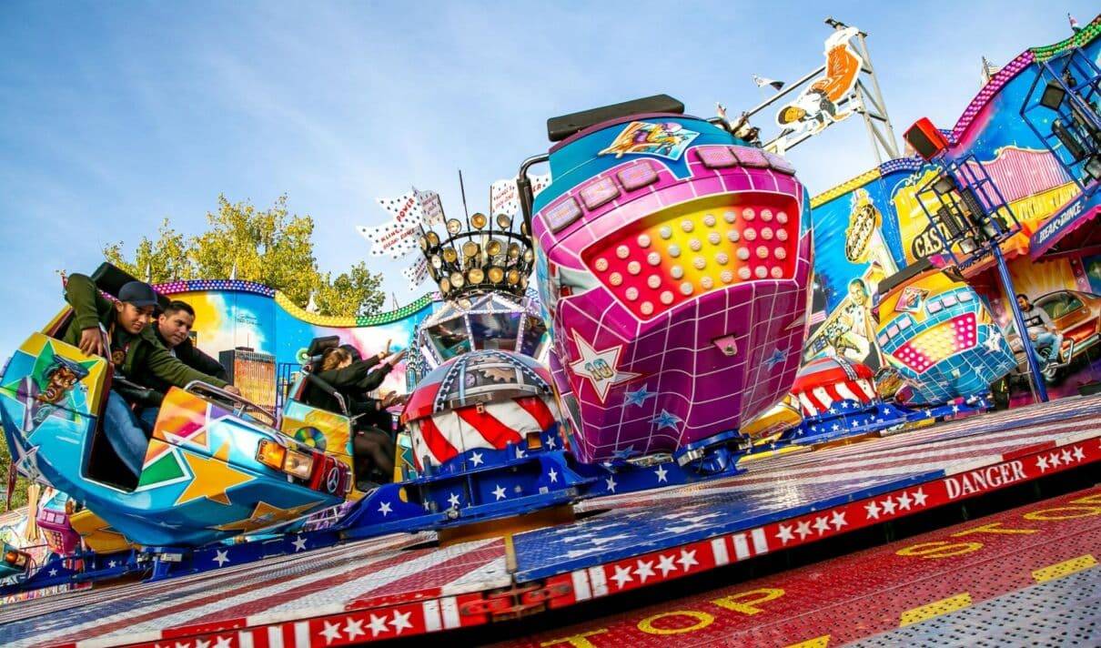 Fahrgeschäft auf der Kirmes in Köln-Deutz.