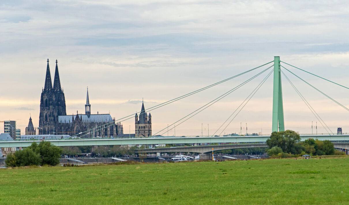 Blick von den Poller Wiesen über die Severinsbrücke zum Kölner Dom