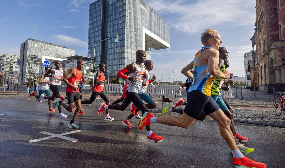 Läufer des Köln-Marathons passieren die Kranhäuser