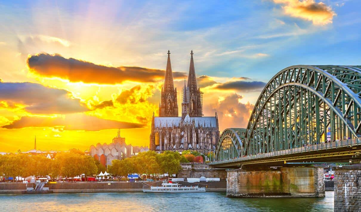 Sonnenuntergang hinter dem Kölner Dom