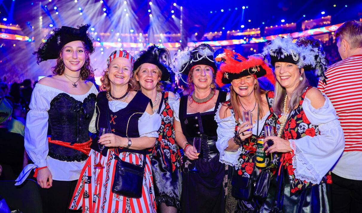 Als Pirat verkleidete Karnevalistinnen in der Lachenden Kölnarena.