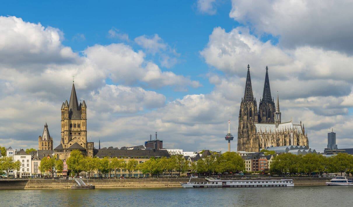 Kölner Rheinpanorama mit Dom und Groß St. Martin