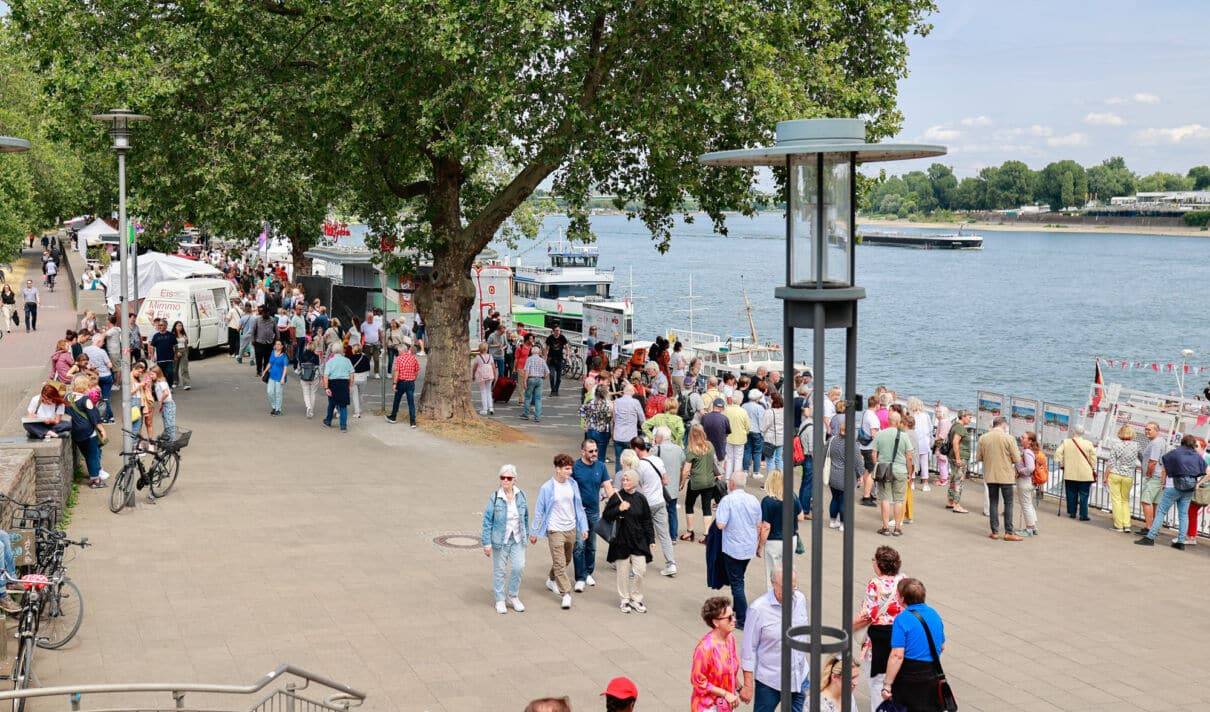 Menschen am Rheinufer in Köln