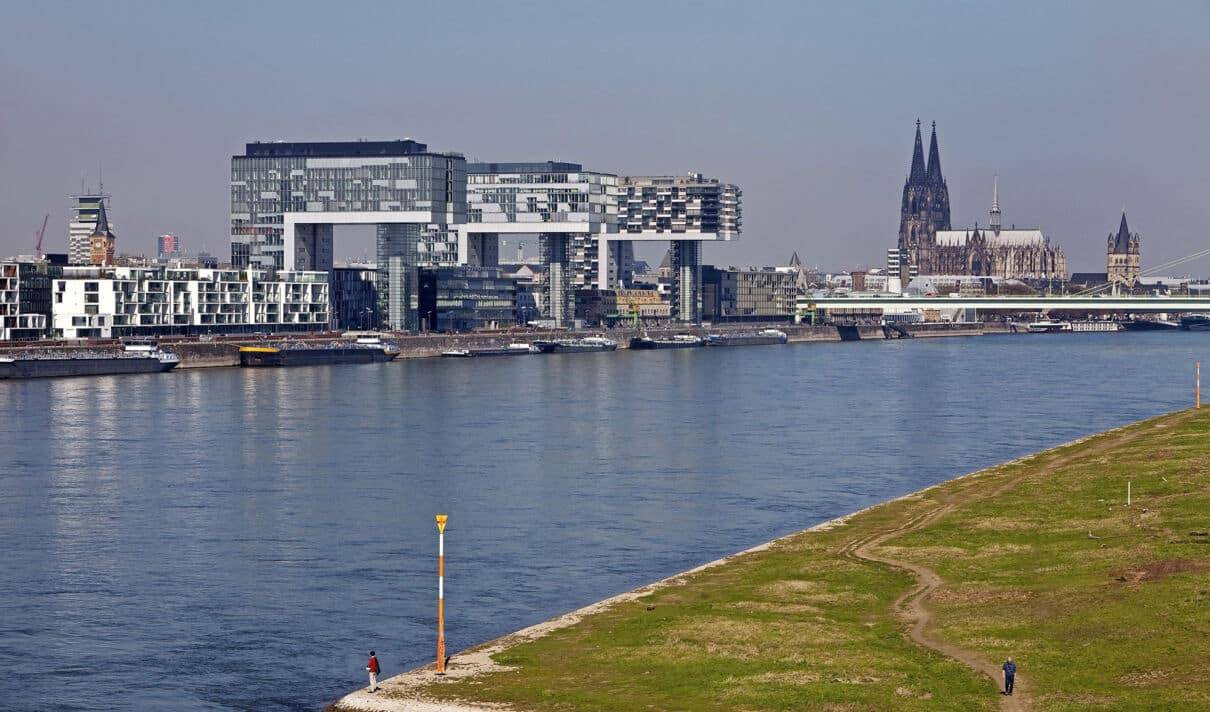 Kölner Rheinpanorama mit Kranhäusern und Dom