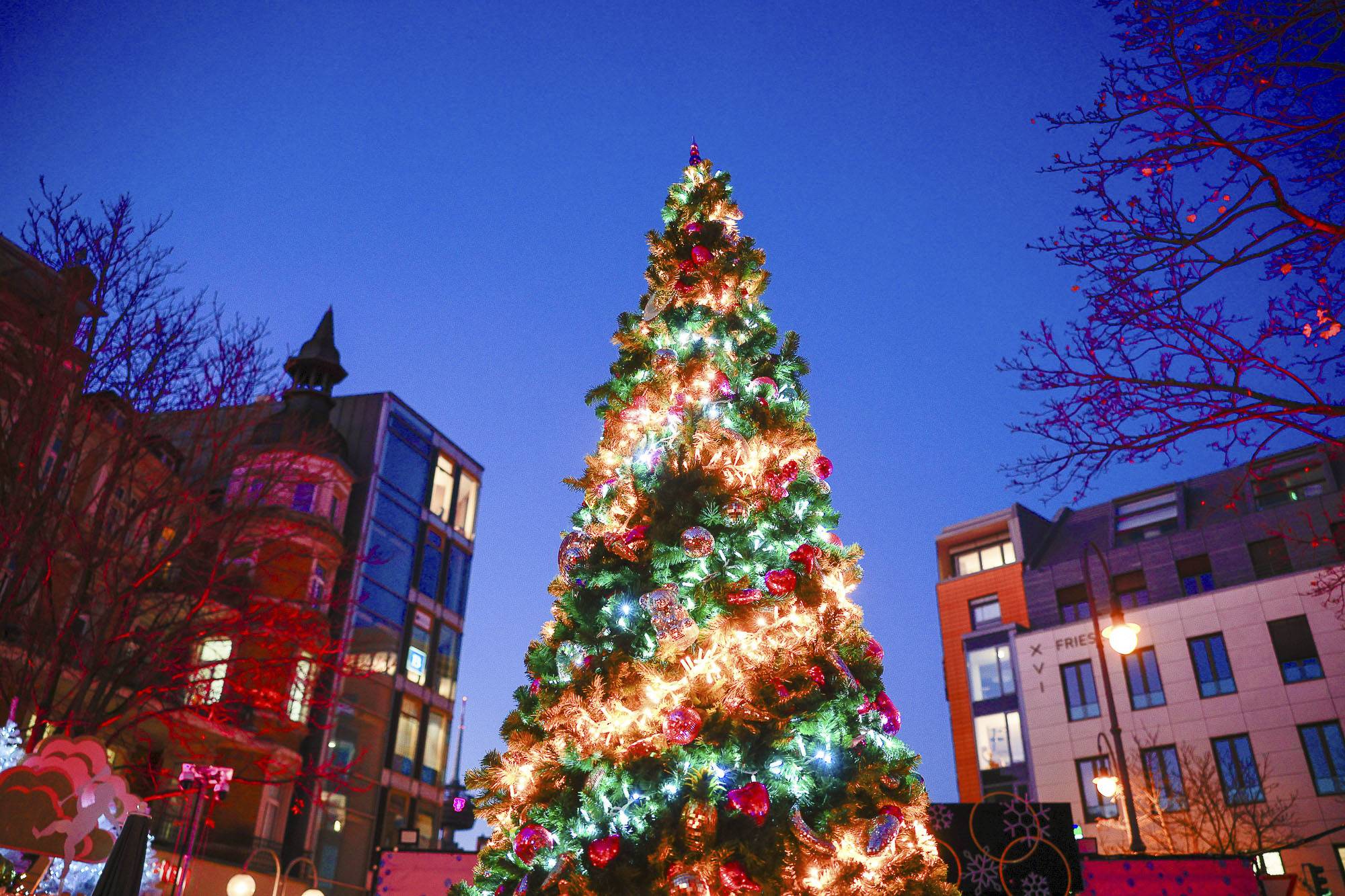 Passanten laufen die Hohe Straße entlang