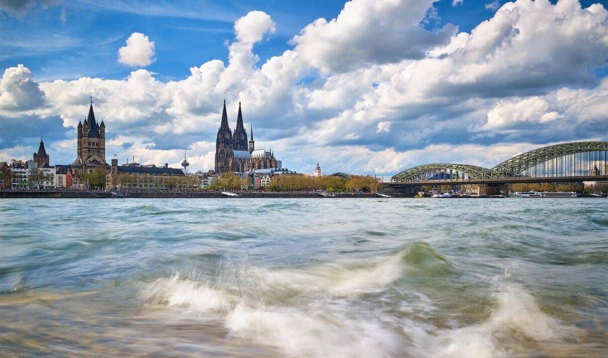 Altstadtpanorama von Köln mit Kölner Dom und Hohenzollernbrücke.